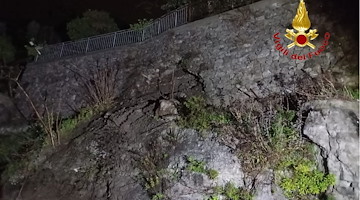 Terriccio e rocce sulla SS 163 Amalfitana: strada chiusa tra Cetara e Salerno