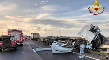 Tragedia a Venosa: scontro tra due articolati, perdono la vita due camionisti del Salernitano 