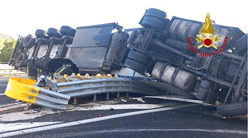 Tragedia sfiorata sull'A30: autoarticolato si ribalta su un'autovettura 