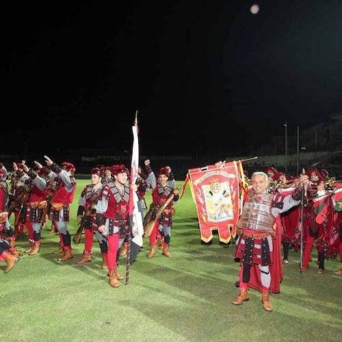 Il Capitano Della Rocca con il Drappo della vittoria