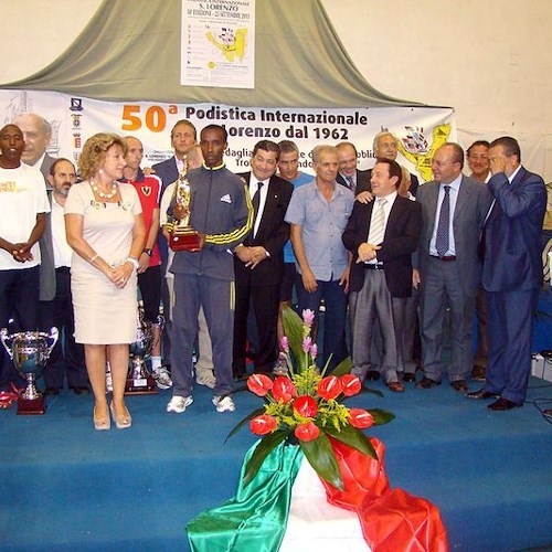 Foto di gruppo finale con atleti, autorità ed alcuni vincitori storici della S. Lorenzo