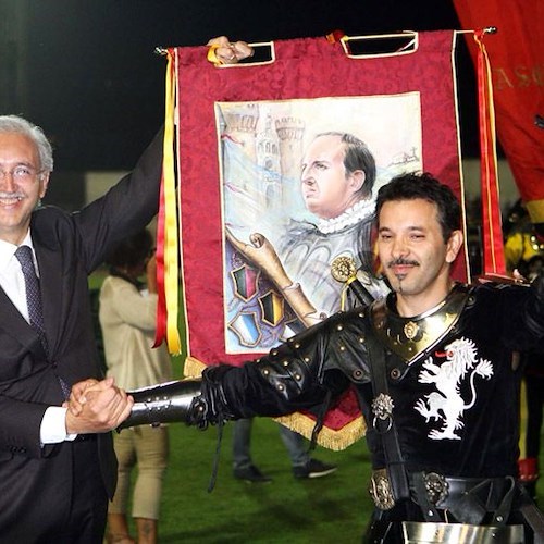 Giovanni Baldi consegna a Salvatore Senatore il Drappo della vittoria (foto servizio di Angelo Tortorella)