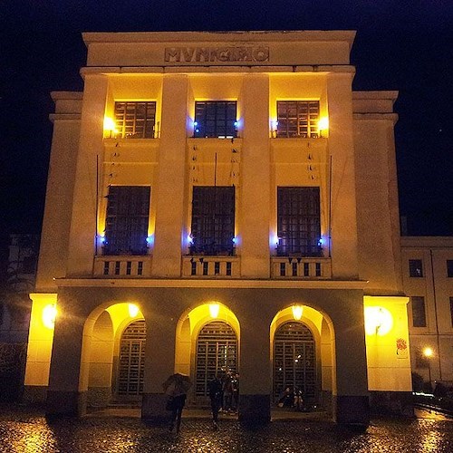 Il Palazzo di Città illuminato di blu