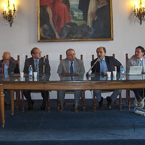 La conferenza a Palazzo per la cessione del titolo al sindaco