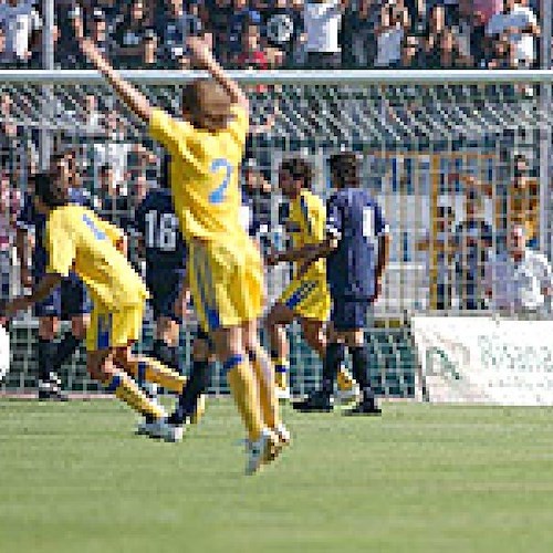 Il calcio di rigore sbagliato da De Giorgio, che poi insacca sulla respinta del portiere