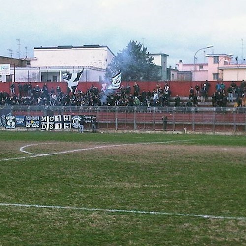 I tifosi aquilotti a Pomigliano (foto tratta da cavesecalcio.com)