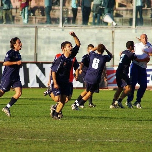 L'esultanza degli aquilotti dopo il gol del pareggio a Barletta