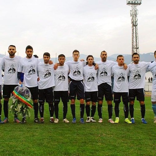 Gli aquilotti con la maglia dedicata a Chequevone