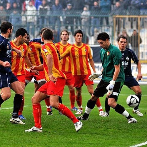 La mischia che porta al gol di Bacchi