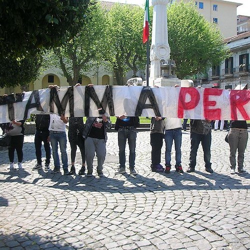 Lo striscione dei ragazzi del Collettivo