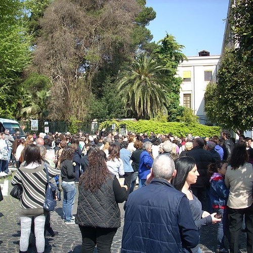 I manifestanti in Piazza Abbro