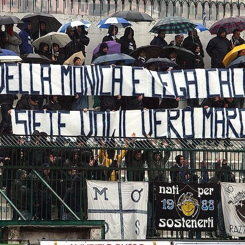 Lo striscione esposto nei Distinti