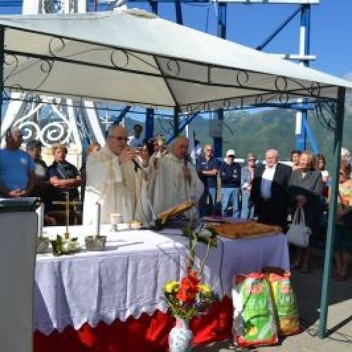 La Messa celebrata da Mons. Soricelli sul Colle di Sant'Adjutore