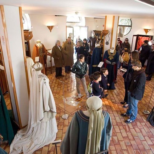 Mostra del Costume d\'epoca alla sala “Gino Avella”