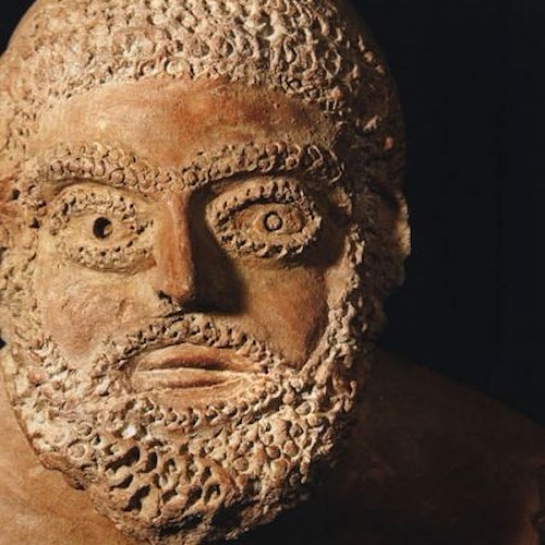 Busto fittile maschile barbato (IV-III sec. a.C.), Cava de’ Tirreni, Museo della Badia, tratta da M. Lombardo, La ceramica antica di Cava de’ Tirreni in Cava delle Ceramiche, Salerno 2008, pp. 31-42, fig. 2