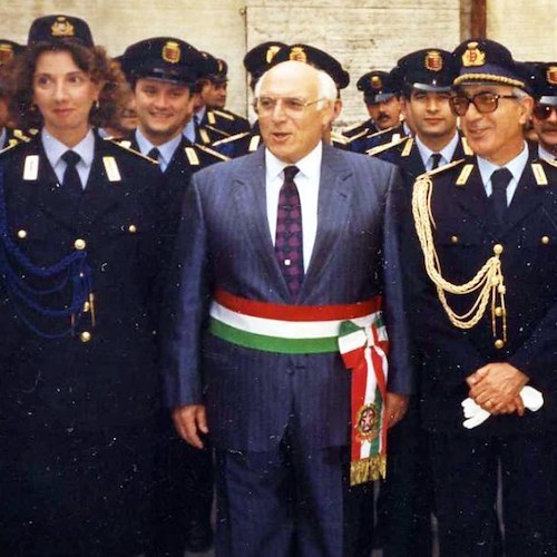 Anna Sorrentino col sindaco Eugenio Abbro ed il comandante Eraldo Petrillo