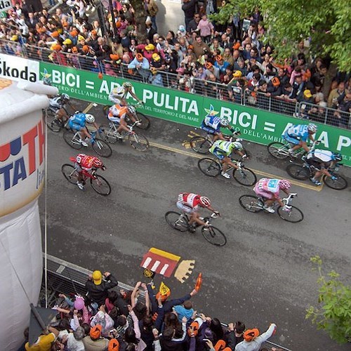 Ore 16.54: l'arrivo del gruppo con la maglia rosa nelle prime posizioni