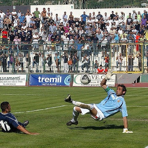 Camillo Ciano impegna Visi (foto servizio di Angelo Tortorella)