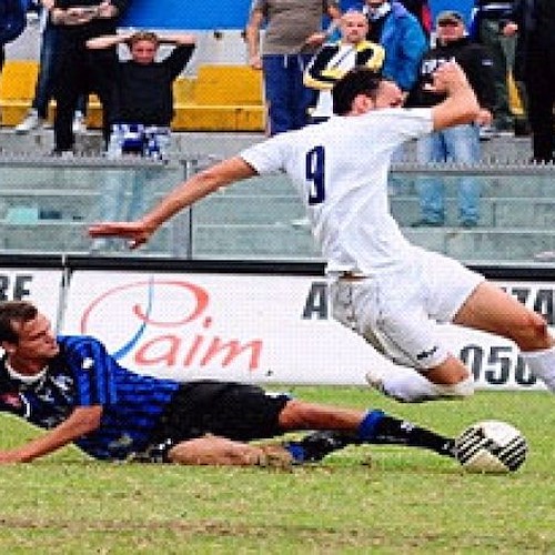 Un momento della gara d'andata a Pisa