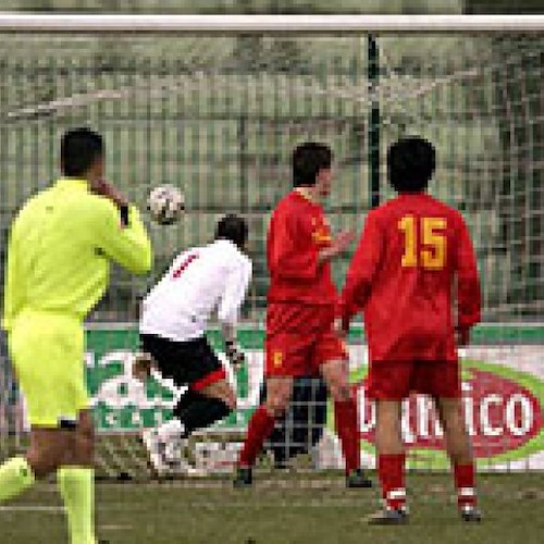 L'esultanza di Mancinelli a fine gara sotto la Curva aquilotta