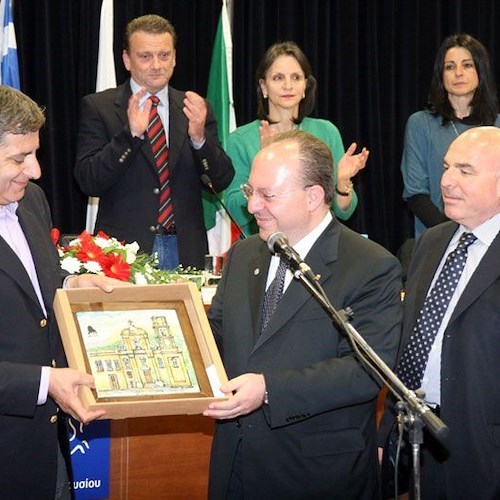 La premiazione del sindaco Galdi al Comune di Maroussi