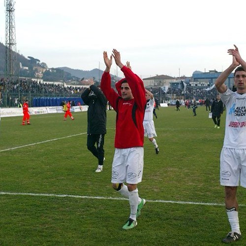 I giocatori nocerini salutano i loro tifosi a fine gara