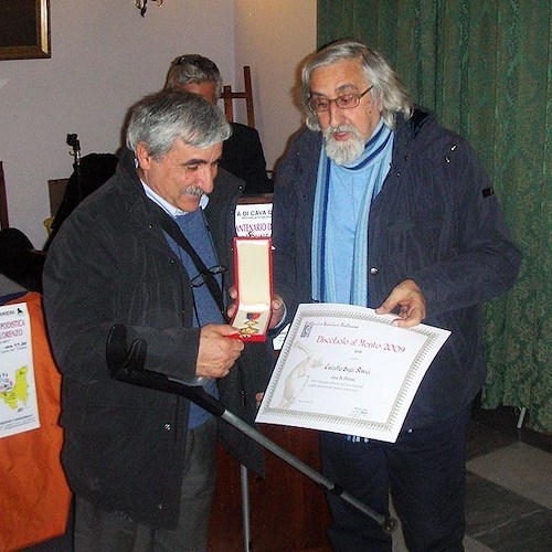 Mario Foresta premia Mario Milito della società sportiva “Calcetto degli Amici”