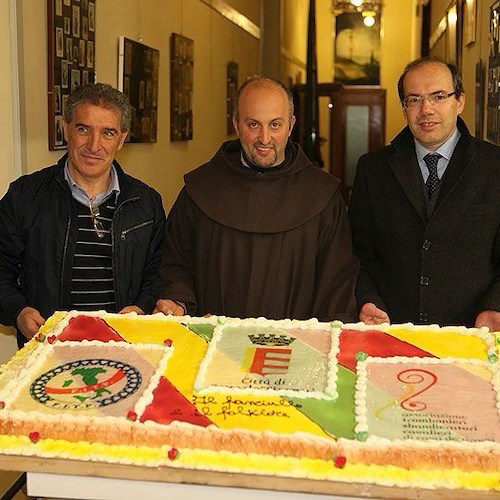 Benito Ripoli, Padre Luigi Petrone e Carmine Adinolfi con la mega-torta