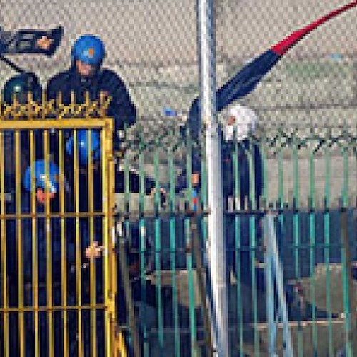 Le squadre ferme a metà campo