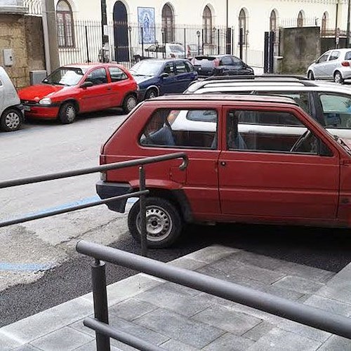 Lo scivolo per disabili ostruito in via XXIV Maggio