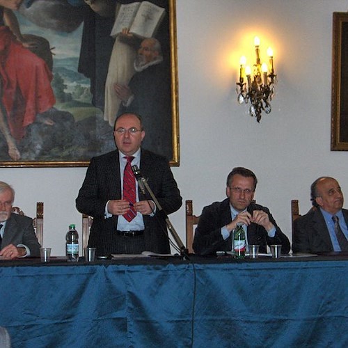 Il sindaco Marco Galdi saluta i convenuti alla conferenza