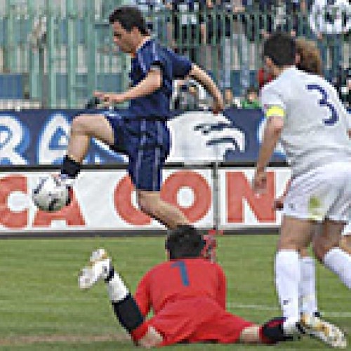 L'ammucchiata dopo il gol di Perna