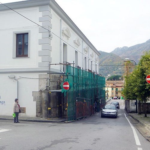 Il ponteggio in via Carlo Santoro