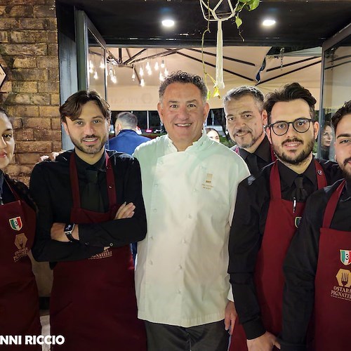Sal De Riso Con lo staff dell'Osteria Pignatelli<br />&copy; Gianni Riccio