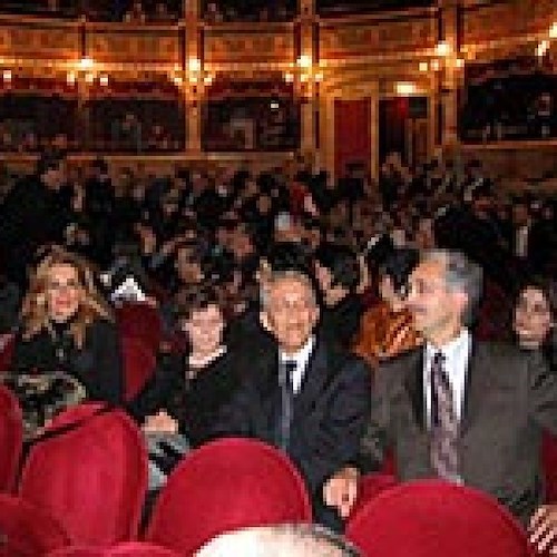 Il sindaco Messina, con al fianco Giovanni Baldi, nella splendida cornice del Teatro Verdi di Salerno