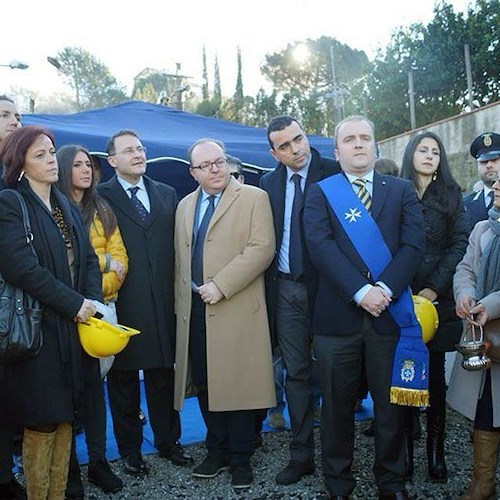 La posa della prima pietra. Tra i presenti anche Tania Lazzerotti e Clelia Ferrara (le prime due da sinistra)