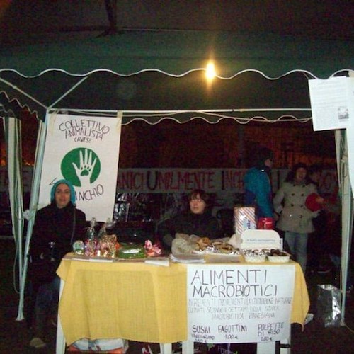 Il banchetto dell'Associazione animalisti “Venganch'io”