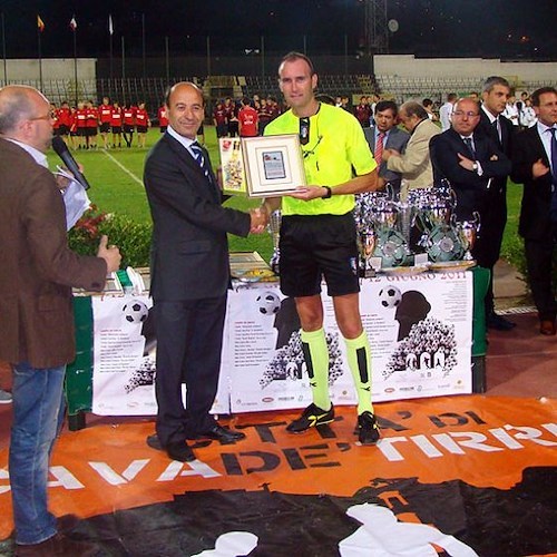 Giovanni Bisogno premia l'arbitro Carmine Russo