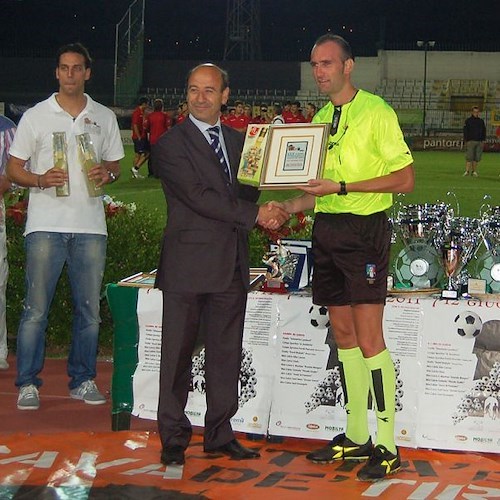 Inizia la cerimonia di premiazione: Bisogno con l'arbitro Carmine Russo