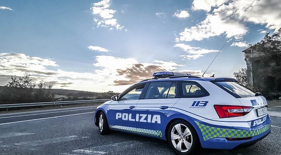 Aggredisce e rapina due imprenditori sull'autostrada A30: un arresto 