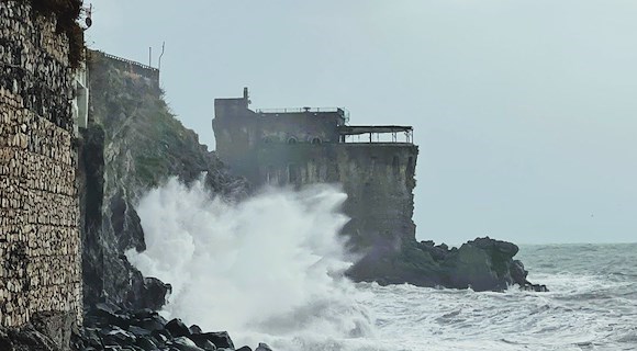 Allerta meteo gialla per temporali: venti forti e mare agitato su tutta la Campania