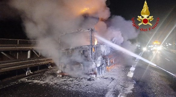 Furgone in fiamme sulla A3, nei pressi dell'uscita di Cava de' Tirreni: illeso il conducente 