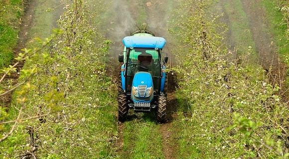 Tragedia a Cava de'Tirreni, 73enne si ribalta col trattore e perde la vita 