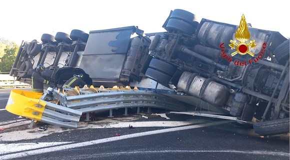 Tragedia sfiorata sull'A30: autoarticolato si ribalta su un'autovettura 